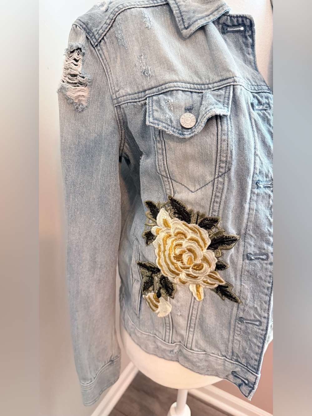 Express Women’s Small 100% Cotton Light Blue Denim Floral Embroidered Jacket - Picture 2 of 9